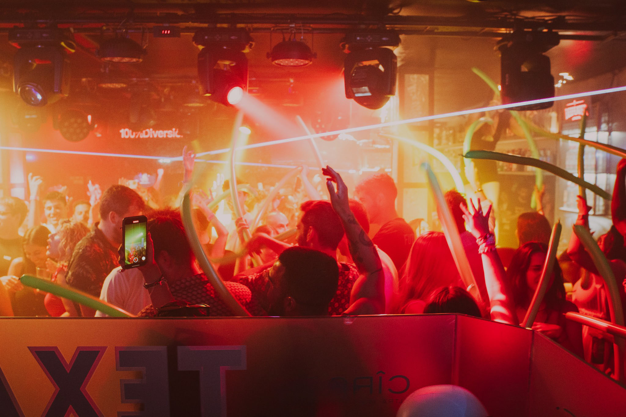Gente de fiesta en discoteca Texaco Alicante