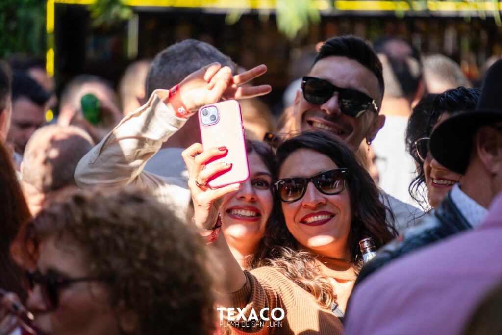 gente en la terraza de texaco pasandola bien y haciendose una selfie